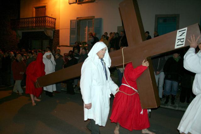La procession du Jeudi Saint dans les rues de Saugues 