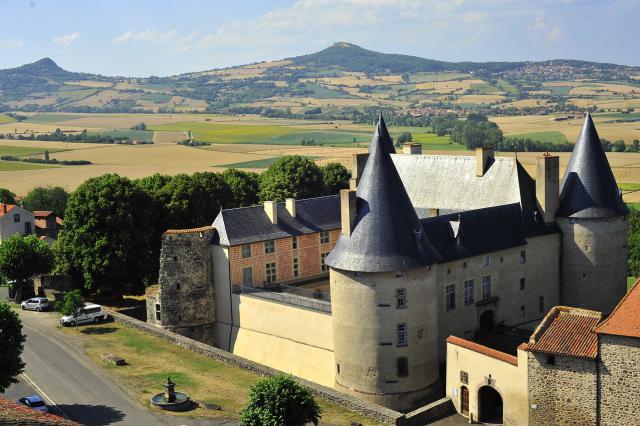 Château de Villeneuve et la plaine du Lembron