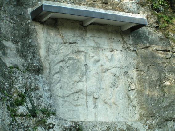 Photographie du bas-relief du dieu Mithra à Bourg-Saint-Andéol.