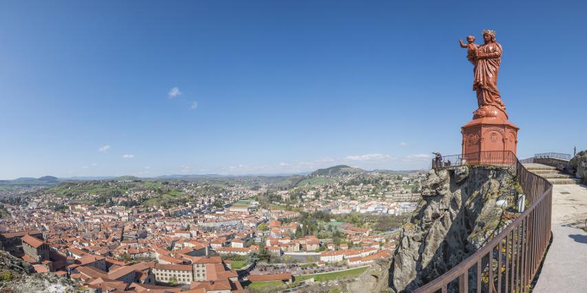 La statue Notre-Dame de France dominant la ville du Puy-en-Velay 