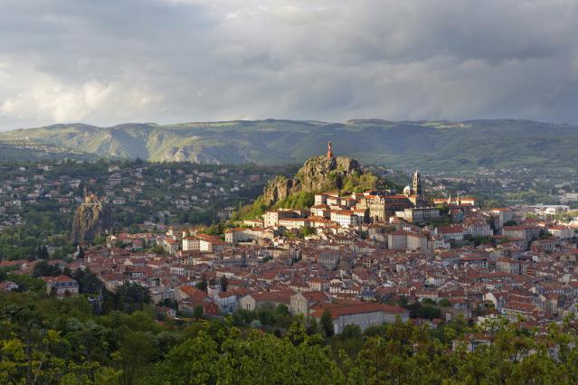 La ville du Puy dominée par la statue Notre-Dame de France 