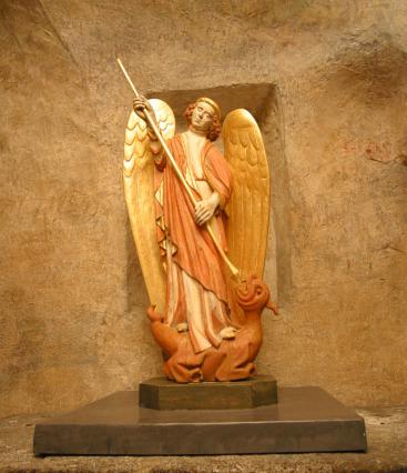 Statue de l’archange saint Michel à l’intérieur de la chapelle Saint-Michel d’Aiguilhe