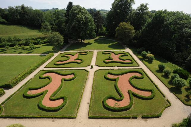 Les jardins à la française du château de Virieu