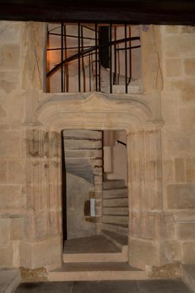 Porte surmontée d’un arc en accolade surbaissé donnant sur l’escalier à vis