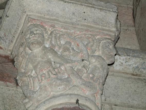 Chapiteau sculpté dans l'église de Saint-Dier