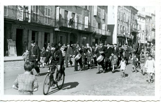 Après la Libération d'Issoire, défilé des FFI sur les boulevards de la ville - fin août 1944
