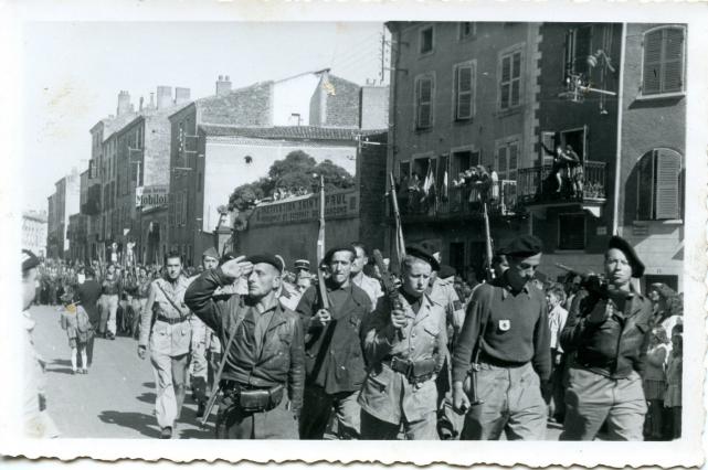 Après la Libération d'Issoire, défilé des FFI sur les boulevards de la ville - fin août 1944