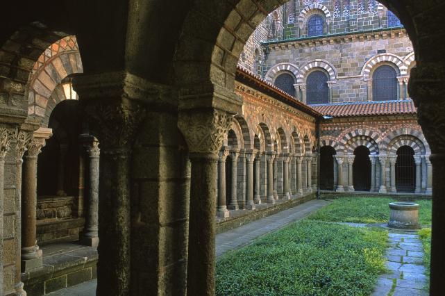 Le cloître de la cathédrale du Puy-en-Velay 
