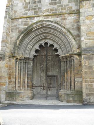 Portail occidental de la l'ancienne collégiale Saint Cerneuf