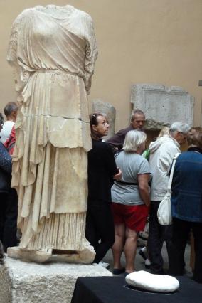 Statue féminine acéphale en péplos, musée lapidaire d’Aix-les-Bains