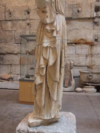 Détail du plissé de la statue, musée lapidaire d’Aix-les-Bains